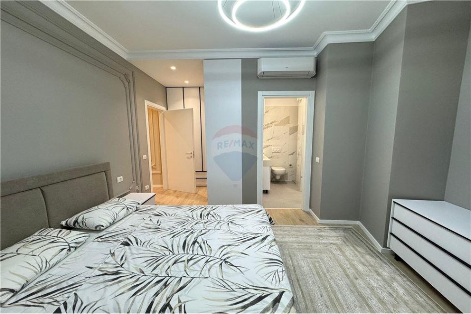 Shqiperi, jepet me qera 2+1+Ballkon Kati 8, 1.500 € (Rruga e Barrikadave, Qender)