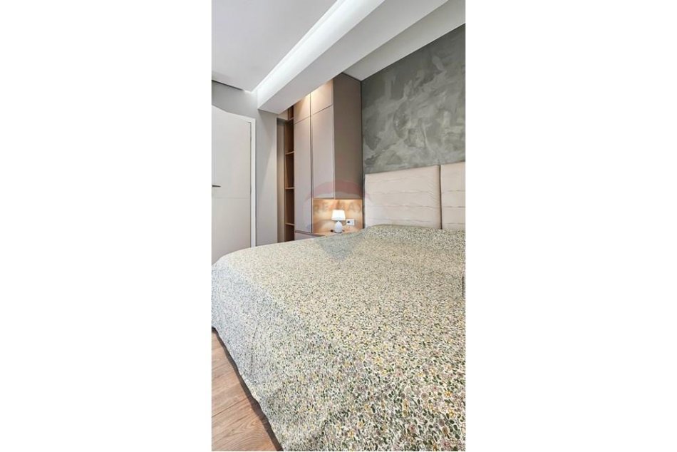 Tirane, shitet apartament 1+1 Kati 5, 60 m² 235.000 € (Shitet Apartament 1 +1 - Bllok.)
