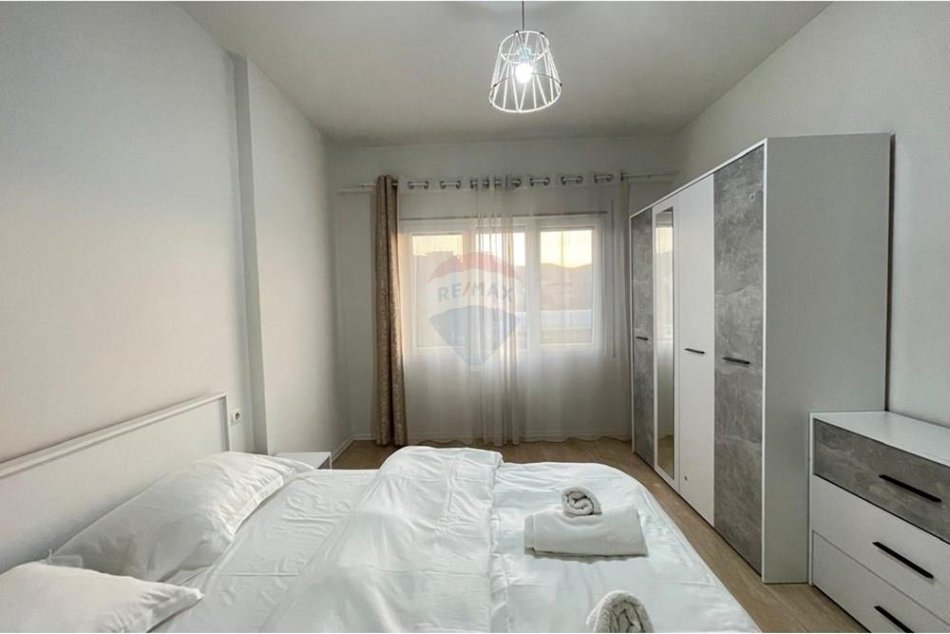 Tirane, jepet me qera 2+1+Ballkon Kati 6, 90 m² 1.400 € (Rruga e Kosovareve)