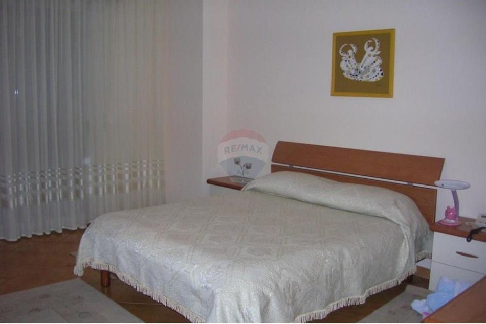 Tirane, jepet me qera apartament 2+1+Ballkon Kati 4, 100 m² 650 € (myslym shyri)