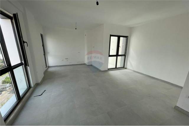 Tirane, jepet me qera zyre Kati 10, 7.320 m² 400 Euro (Rruga e Dibrës - Farmacia 10)