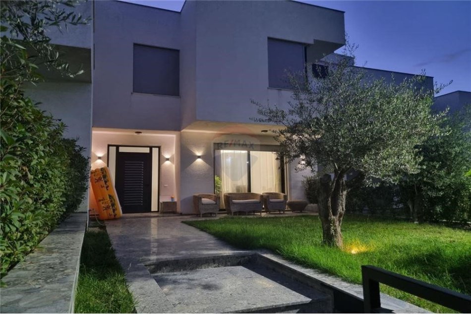Tirane, jepet me qera 4+1+Ballkon, Kati 2, 190 m² 1,700 € (VILE PER QIRA PRANE KODRES SE DIELLIT, SELITE!)