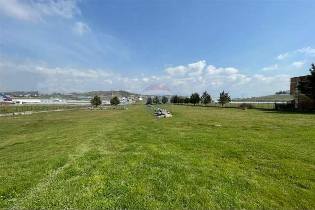 Tirane, shes toke 10.700 m² 1.070.000 Euro (Vore)