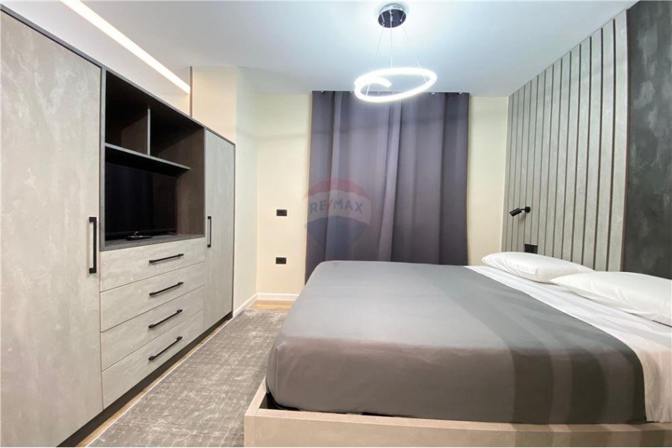 Në një nga zonat më të kërkuara, siç është zona e Pazarit të Ri, jepet me qira apartament 1+1.