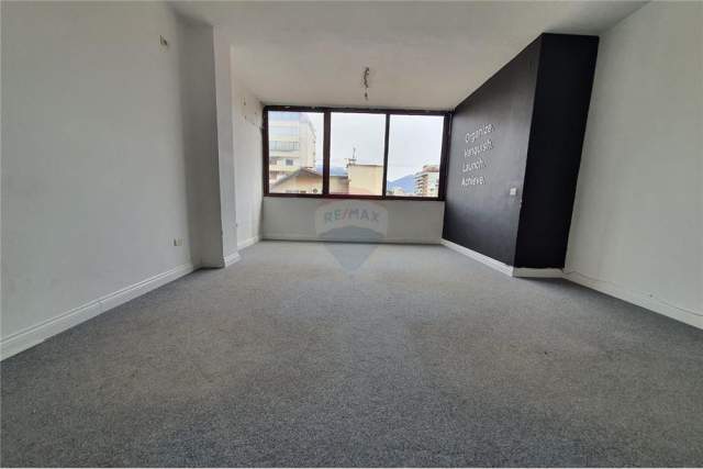 Tirane, jepet me qera zyre Kati 6, 120 m² 900 Euro (Bllok)