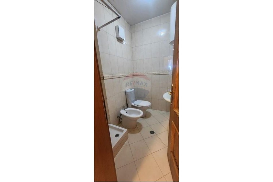 Tirane, jepet me qera apartament 1+1 Kati 9, 73 m² 600 € (Apartament 1+1 per qira, Bllok)