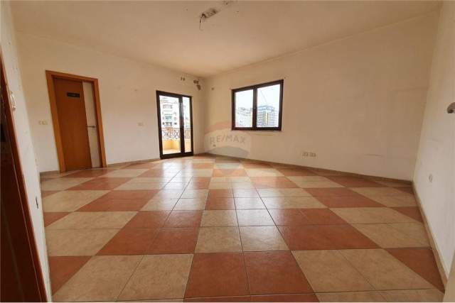 Tirane, jepet me qera zyre Kati 6, 120 m² 900 Euro (Bllok)
