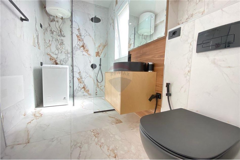 Në një nga zonat më të kërkuara, siç është zona e Pazarit të Ri, jepet me qira apartament 1+1.