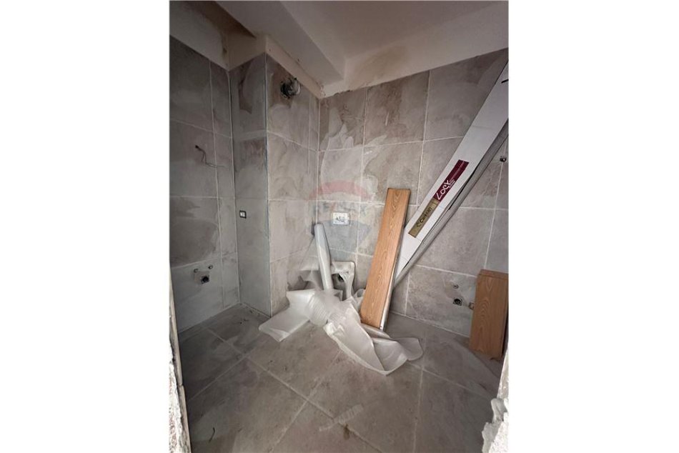 Tirane, shitet apartament 2+1+Ballkon, Kati 8, 85 m2 84,000 € (SHESIM APARTAMENT 2+1 TEK UNIVERS CITY!)