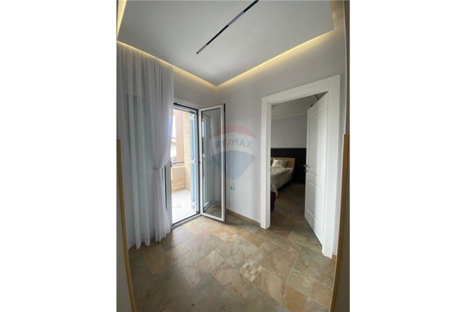jepet me qera apartament 1+1+Aneks Kati 3, 80 m² 600 € (Rruga Tre Vellezerit Kondi)