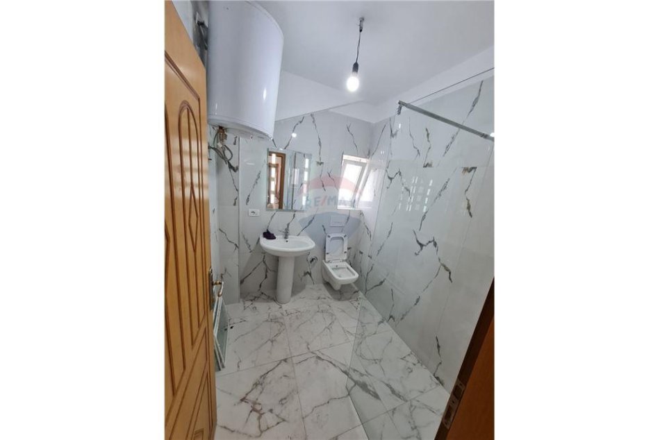 Tirane, jepet me qera apartament 1+1 , 65 m² 350 € (Rruga Aleksander Moisiu - Kinostudio)