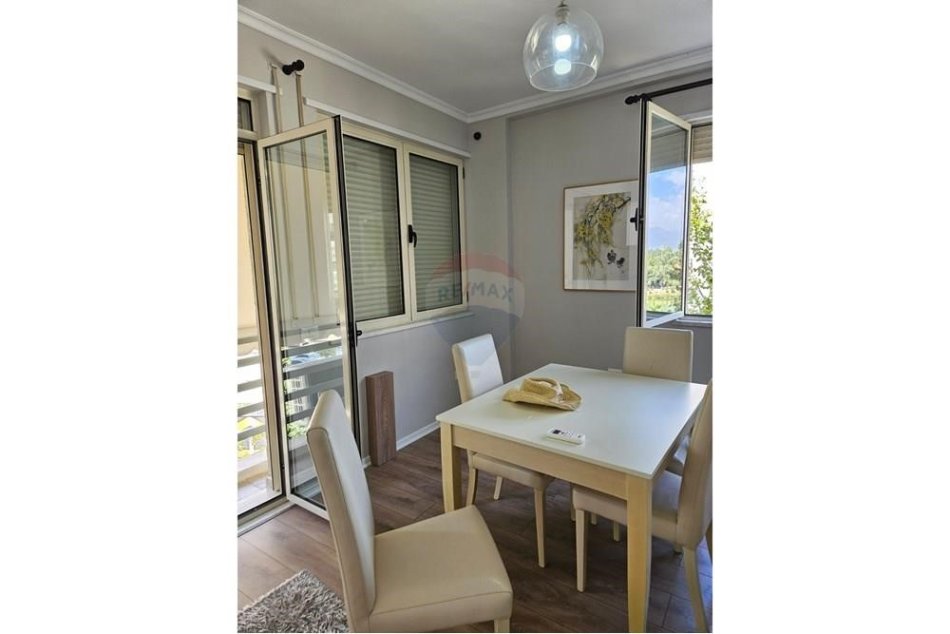 Tirane, jepet me qera apartament 2+1 , 110 m² 850 € (Apartament 2+1+post parkimi tek Liqeni i Thate!)