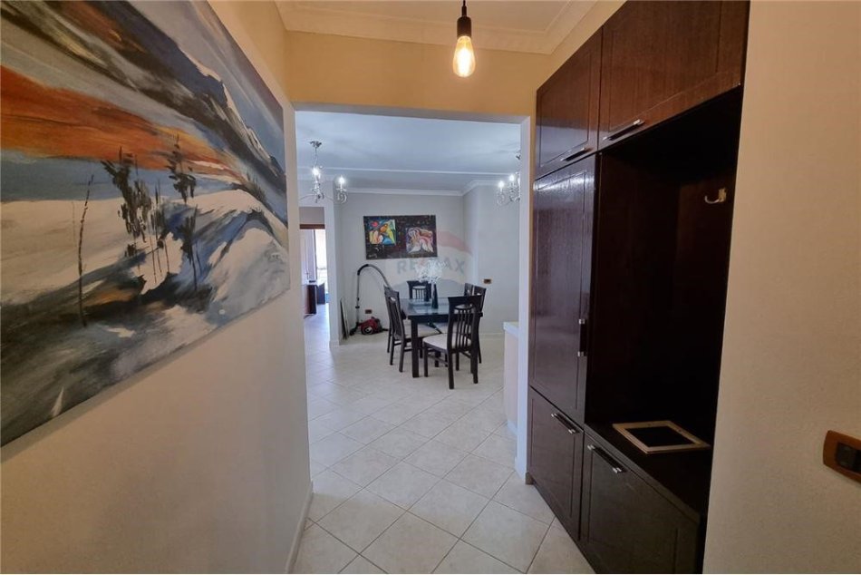 Tirane, jepet me qera apartament 3+1 Kati 5, 117 m² 750 € (APARTAMENT 3+1+2 PER QIRA TEK 21 DHJETORI!)
