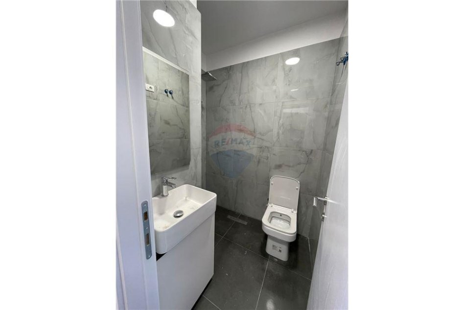 Tirane, shitet garsonier Kati 4, 37 m² 84.000 € (Komuna e Parisit)