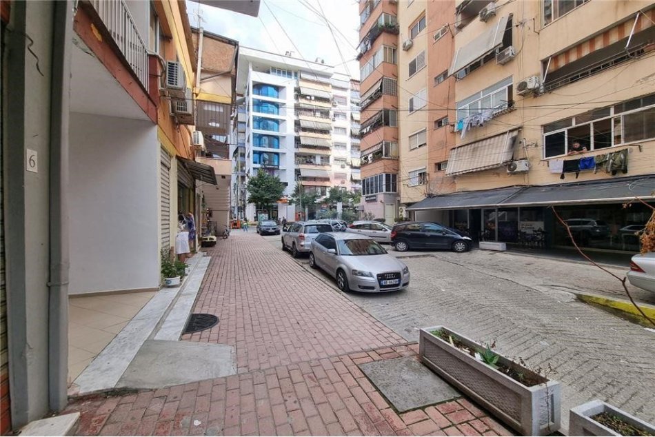 Tirane, shitet ambjent biznesi Kati 0, 70 m² 160.000 € (AMBIENT KOMERCIAL PER SHITJE TE KOMUNA E PARISIT!)