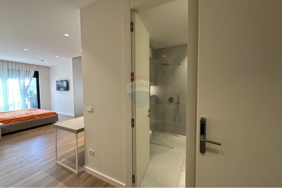 Tirane, jepet me qera garsonier Kati 3, 42 m² 450 € (liqeni i thate)