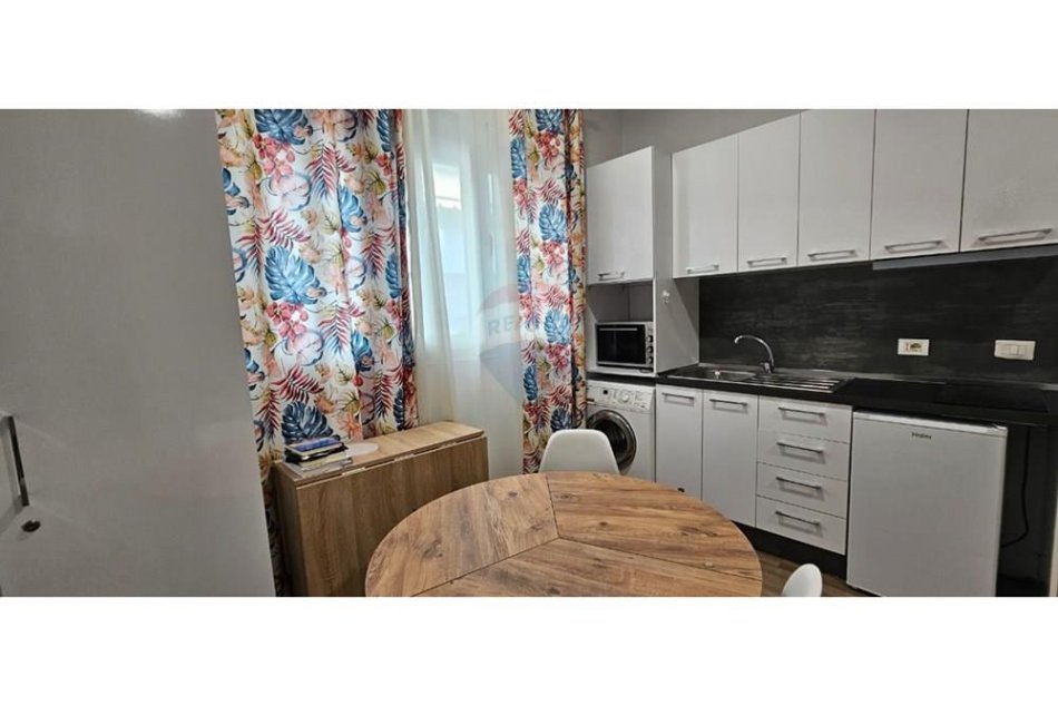 Tirane, jepet me qera apartament 1+1 Kati 5, 50 m² 550 € (Bllok)