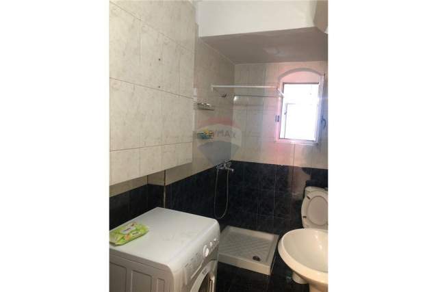 Tirane, jepet me qera ambjent biznesi Kati 1, 84 m² 650 Euro (Sheshi Wilson)