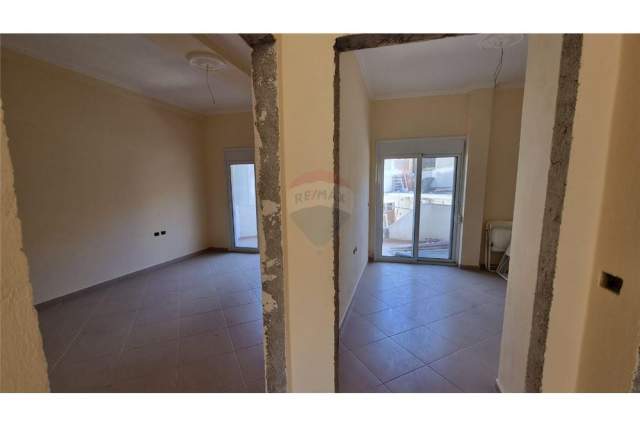 Vlore, shitet Vile 3 Katshe Kati 0, 390 m² 185.000 Euro (Rruga Dhimiter Konomi)