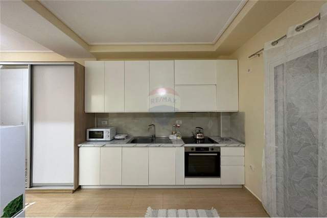 Tirane, jepet me qera apartament 1+1+BLK Kati 1, 55 m² 400 Euro (Liqeni i thate)
