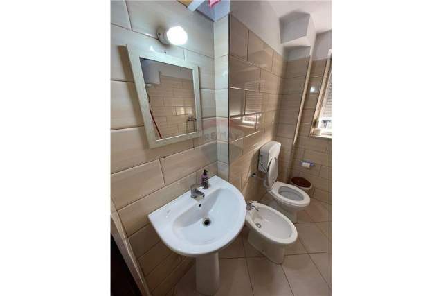 Tirane, jepet me qera apartament 1+1+A Kati 3, 65 m² 40.000 Leke (prane Kafe Flora)