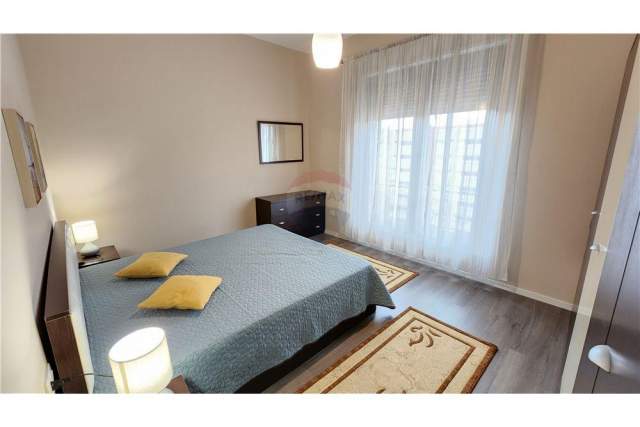 Tirane, jepet me qera apartament 2+1+BLK Kati 8, 118 m² 700 Euro (Rruga Kavajes)