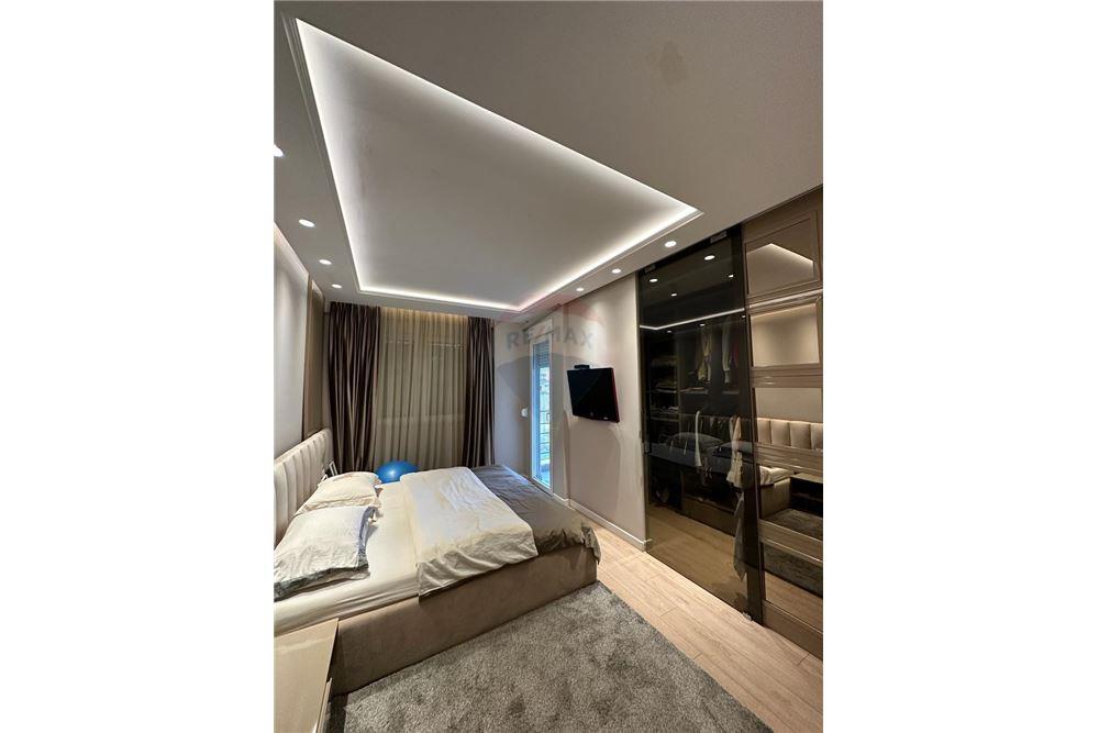 Shitet Apartament 3+1+ Post Parkimi  tek RRuga Elbasanit