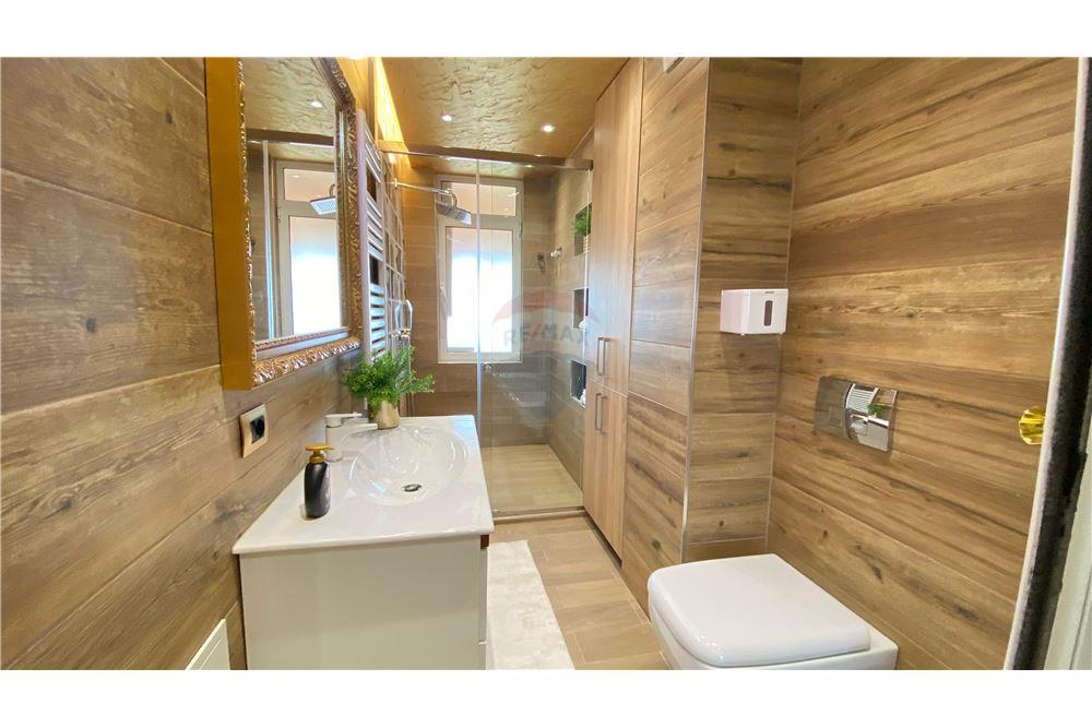 Shitet Apartament 2+1 tek Stacioni Trenit