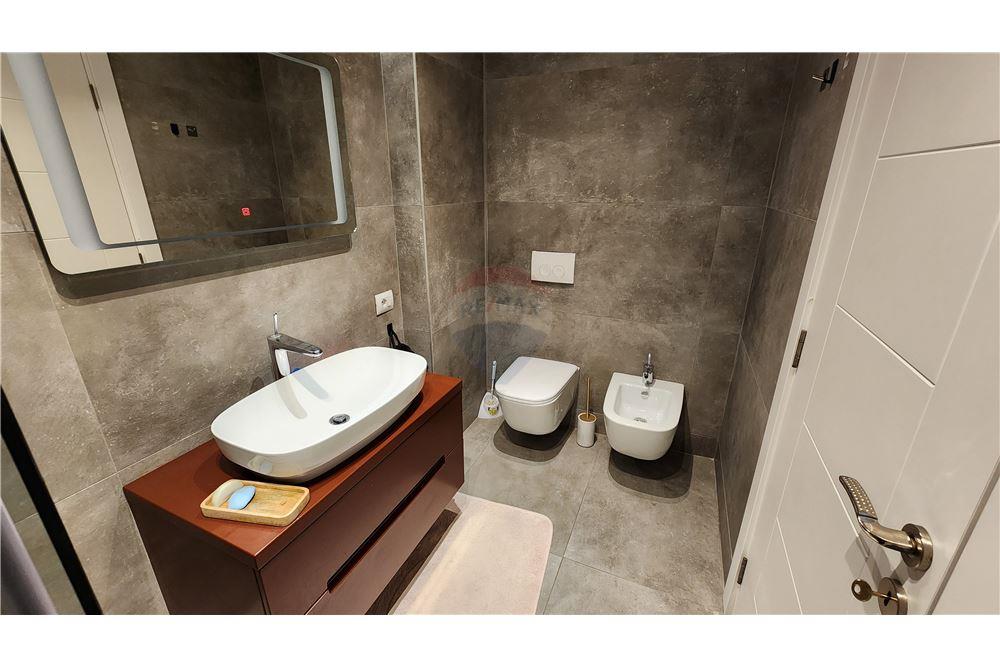 Jepet me Qera apartament luksoz 2+1+2 poste parkimi tek RRuga Barrikadave-Qender