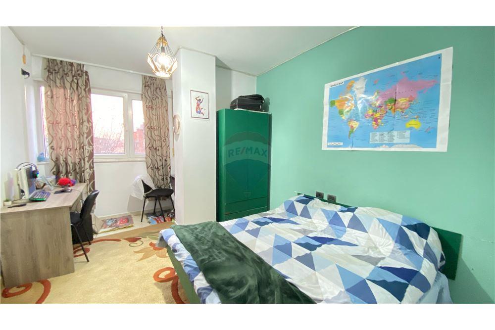 Shitet Apartament 2+1 tek Xhamlliku