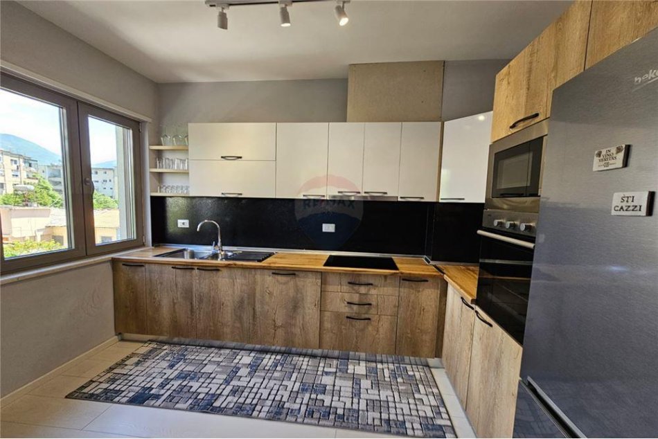 Tirane, shitet apartament 2+1+Ballkon, Kati 3, 95 m² 190,000 € (Rruga e Dibres)