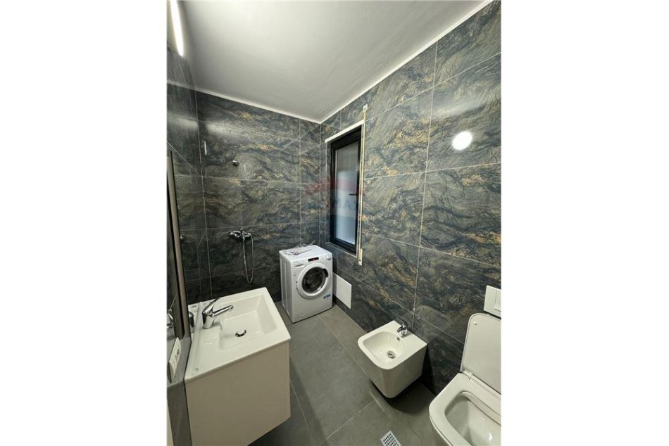 Tirane, jepet me qera apartament 1+1+Ballkon Kati 2, 70 m² 600 € (Don Bosko)