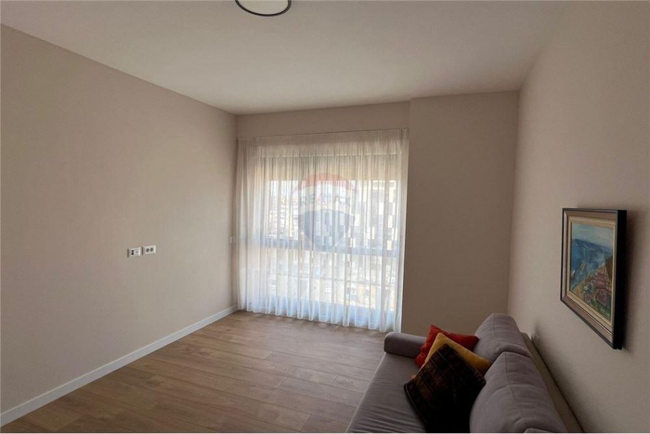 Tirane, jepet me qera apartament 2+1+Ballkon Kati 8, 105 m² 1.000 € (Rruga Myslym Shyri)
