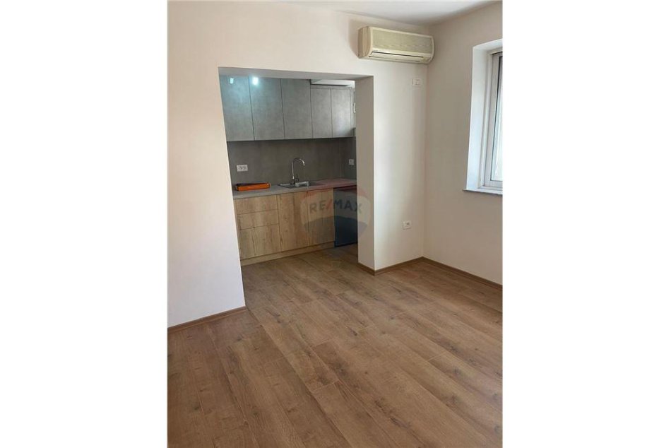 Tirane, jepet me qera ambjent biznesi Kati 3, 60 m² 600 € (Rruga Brigada VIII)