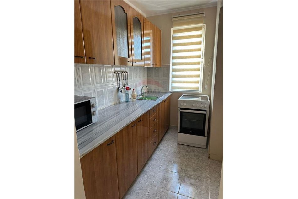 Tirane, jepet me qera 1+1+Ballkon Kati 5, 65 m² 500 € (Rruga e Kavajes)