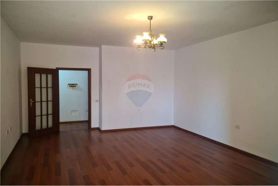 Tirane, shitet apartament 2+1+Ballkon Kati 6, 115 m² 205.000 € (Bulevardi Zogu I)
