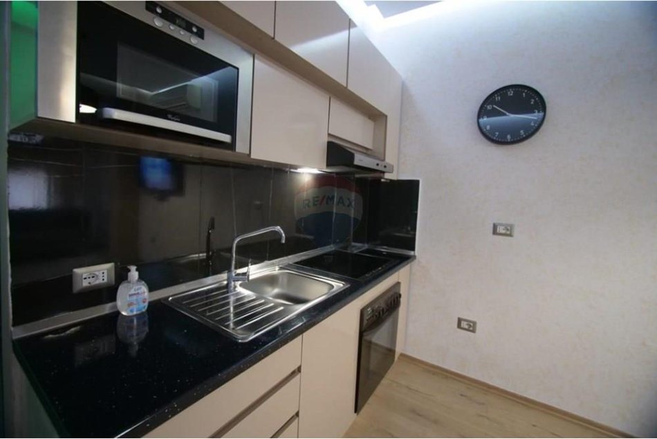 Tirane, jepet me qera 1+1+Ballkon Kati 3, 65 m² 600 € (Rruga e Barrikadave)