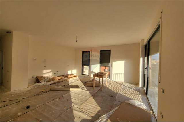 Tirane, shitet apartament 3+1 Kati 3, 140 m² 196.000 Euro (Rruga Kongresi i Manastirit - Porcelan)