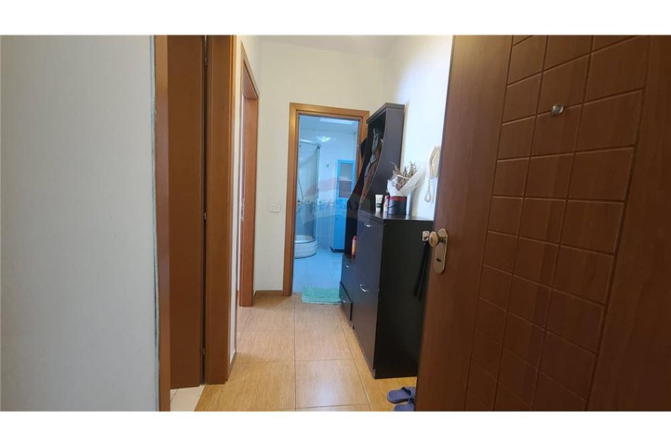 Tirane, jepet me qera apartament 1+1 Kati 2, 65 m² 500 € (Rruga Ndrek Luca)