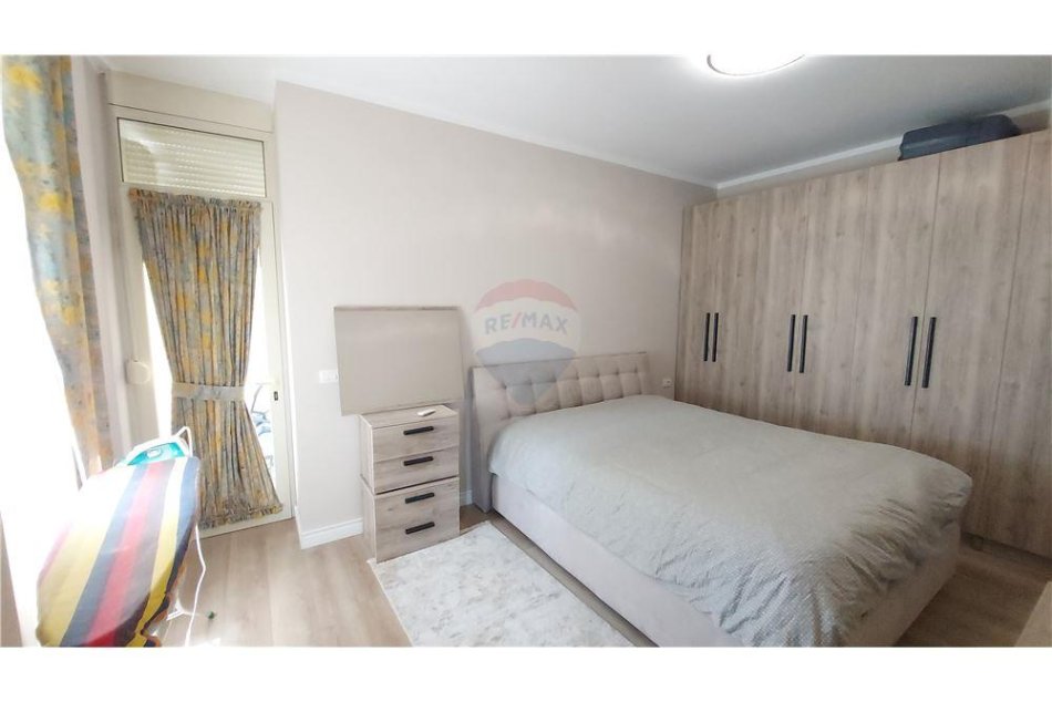 Tirane, jepet me qera apartament 1+1+Aneks+Ballkon Kati 2, 71 m² 530 € (Rruga Hamdi Sina)
