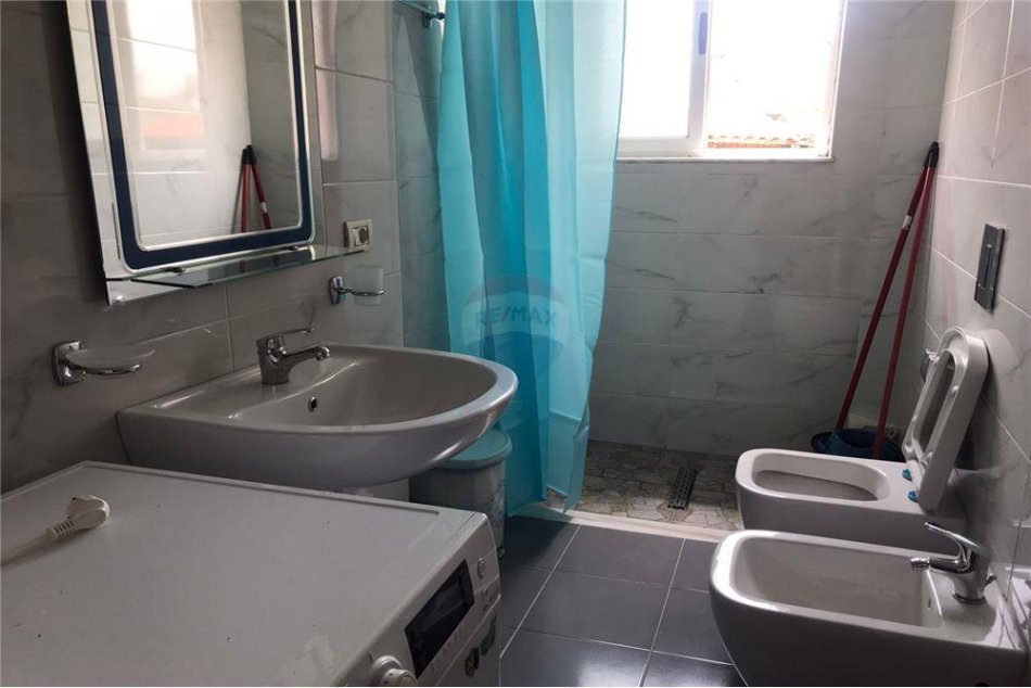 Tirane, jepet me qera apartament 2+1 Kati 4, 77 m² 550 € (Rruga e Durrësit)