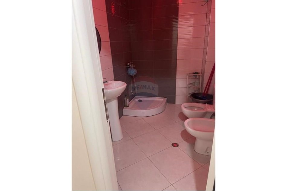 Tirane, jepet me qera apartament 2+1 Kati 5, 75 m² 350 € (Jepet me qira apartament 2+1, Fresk pranë bar Deus)