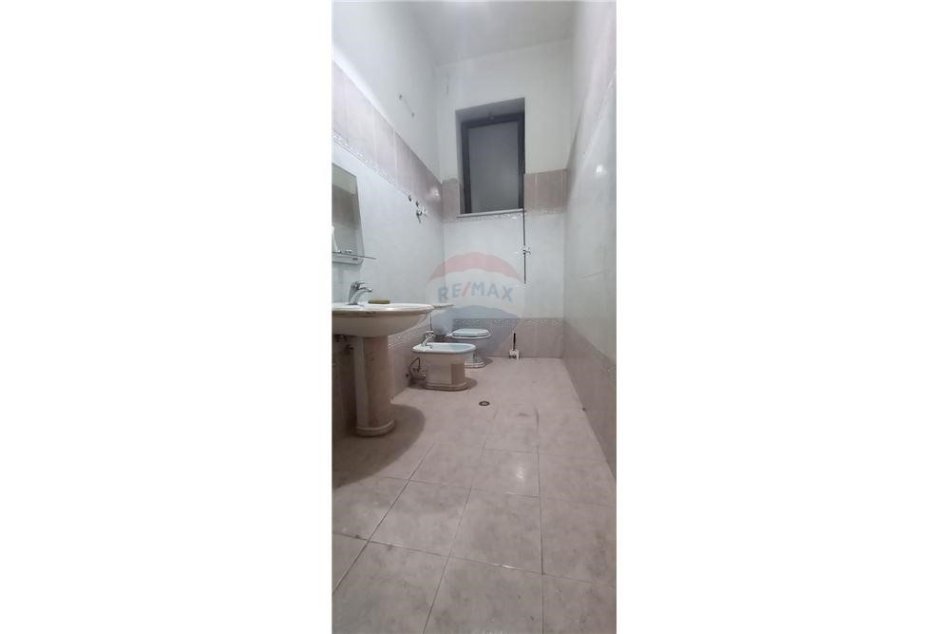 Tirane, shitet zyre Kati 0, 170 m² 479.600 € (Ambjent Komercial ne Shitje)