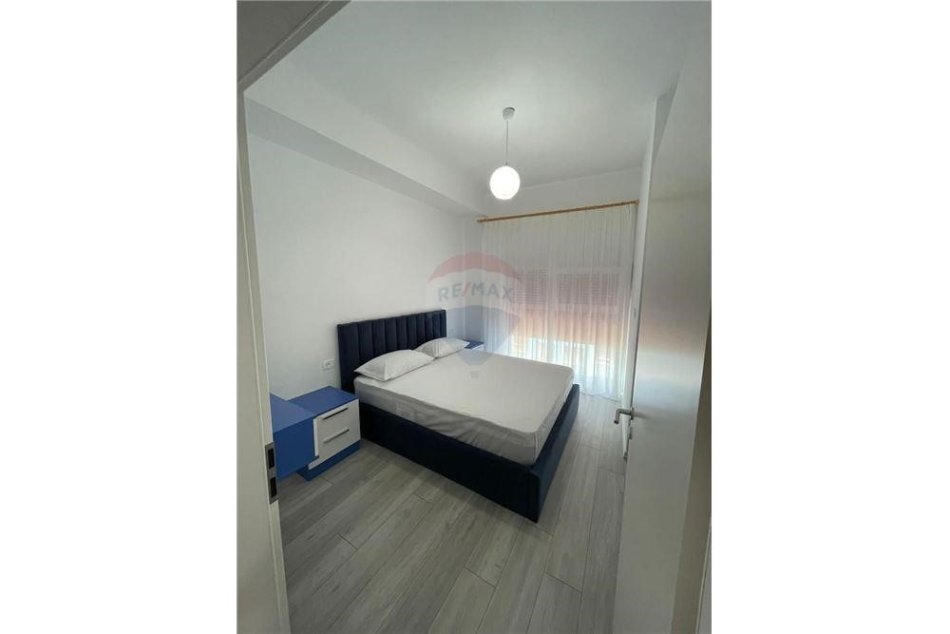 Tirane, jepet me qera apartament 2+1 Kati 4, 90 m² 450 € (Apartamenti ndodhet tek Kompleski Mangalem.)