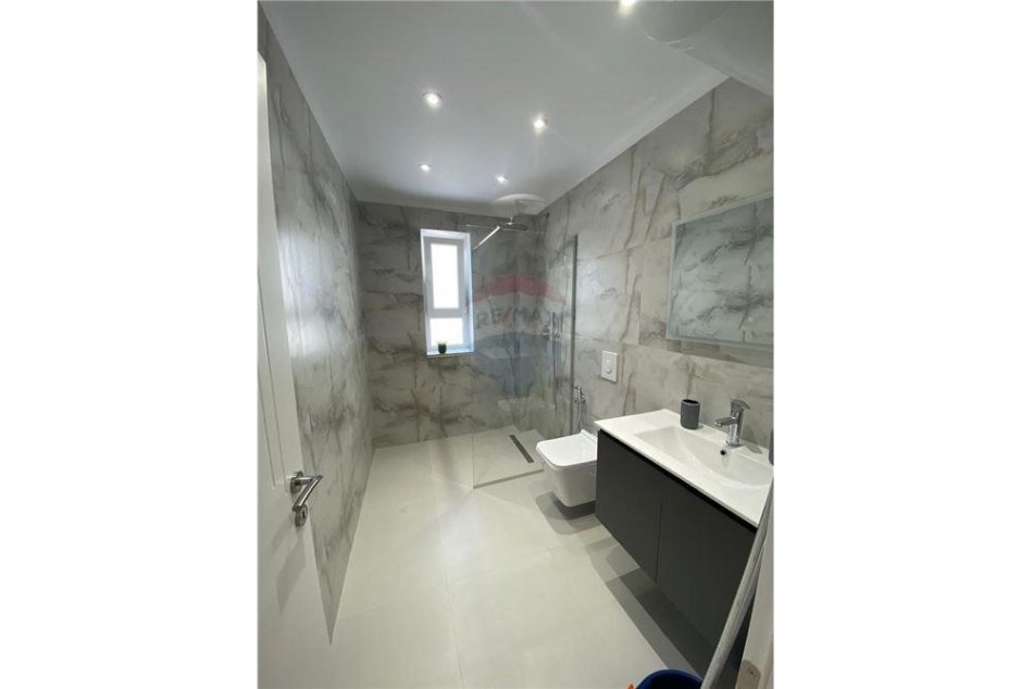 Tirane, shitet apartament 2+1 Kati 5, 75 m² 166.500 € (Shitet Apartamen 2+1+40 m verande Mine Peza)