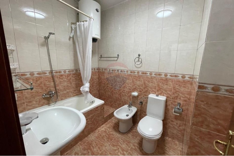 Tirane, jepet me qera apartament 1+1 , 60 m² 650 € (Komuna e Parisit)