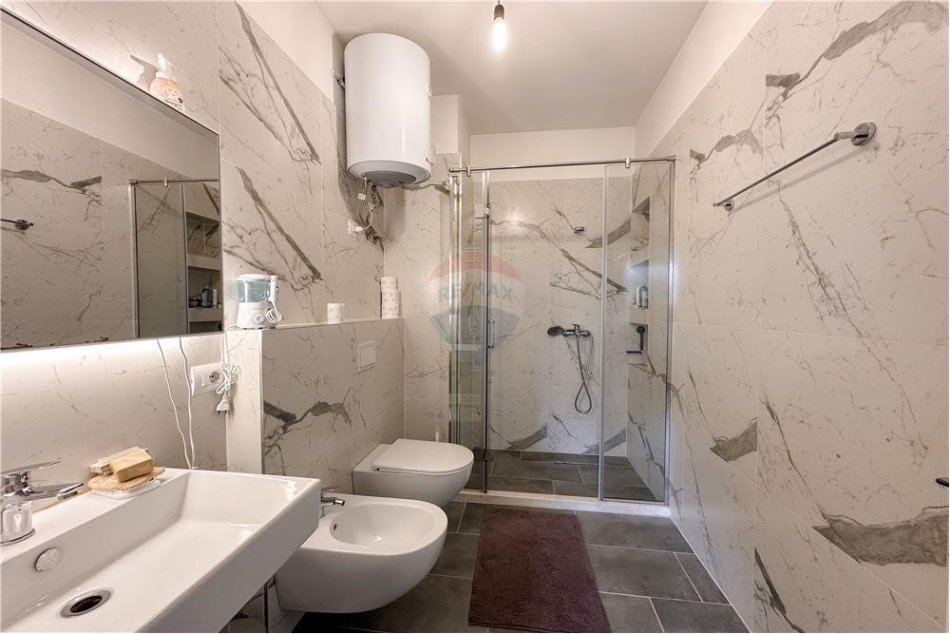 Tirane, shitet apartament 2+1 Kati 2, 101 m² 210.000 € (APARTAMENT 2+1 PER SHITJE PERBALL EUROPIANIT)