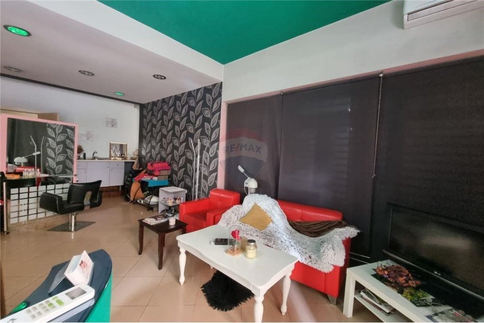 Tirane, shitet ambjent biznesi Kati 0, 70 m² 160.000 € (AMBIENT KOMERCIAL PER SHITJE TE KOMUNA E PARISIT!)