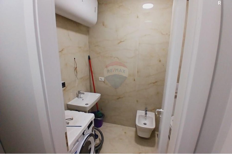 Tirane, jepet me qera apartament 2+1 Kati 4, 90 m² 650 € (Karl Gega - Treni - Bulevardi i Ri)