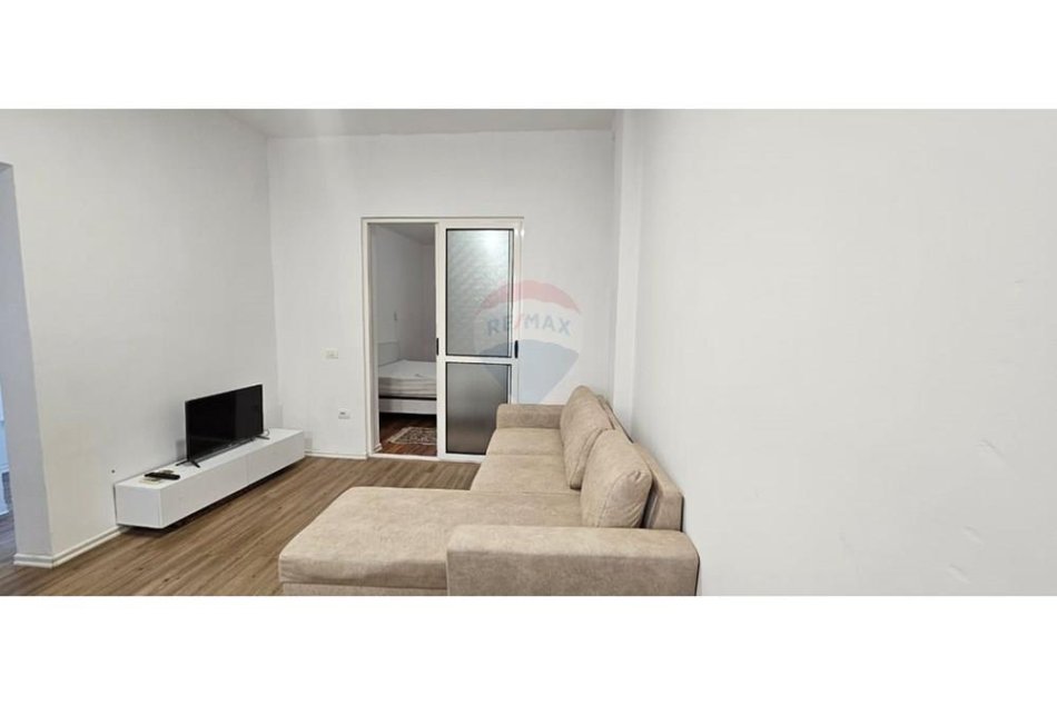 Tirane, jepet me qera apartament 1+1 Kati 5, 50 m² 550 € (Bllok)